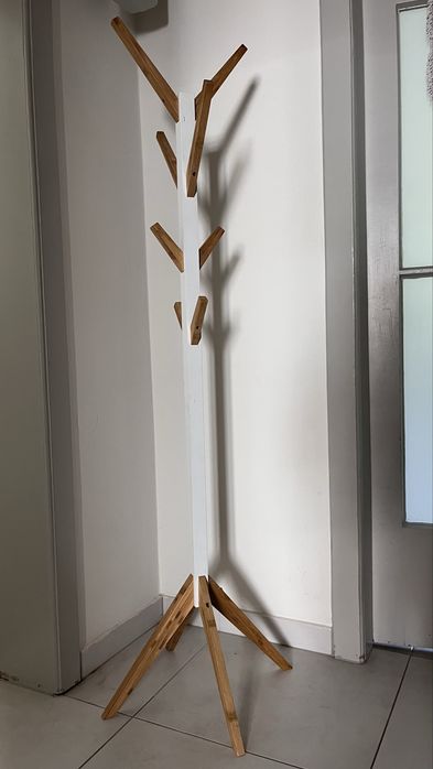 Wieszak stojący drewniany