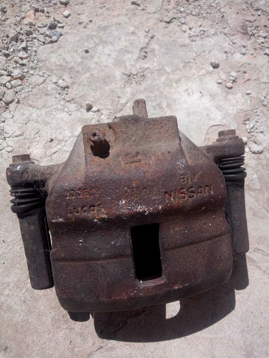 Суппорт правый Альмера