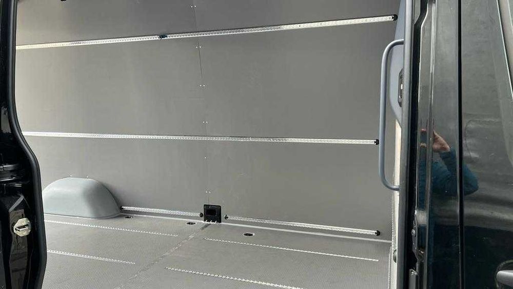 Mercedes Sprinter --- Zabudowa przestrzeni ładunkowej busa
