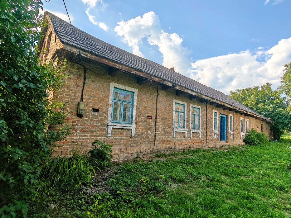 Цегляний будинок під реконструкцію.
