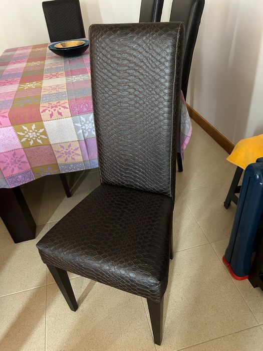 Mesa de Jantar Extensível com 6 Cadeiras em Pele — Excelente Estado
