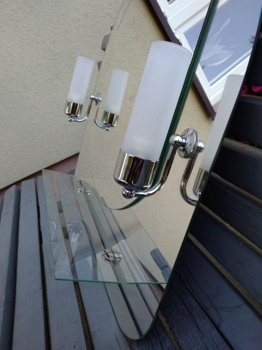 Lustro z oświetleniem i półką