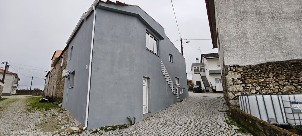 Alugo rés do chão (T1) de casa renovada