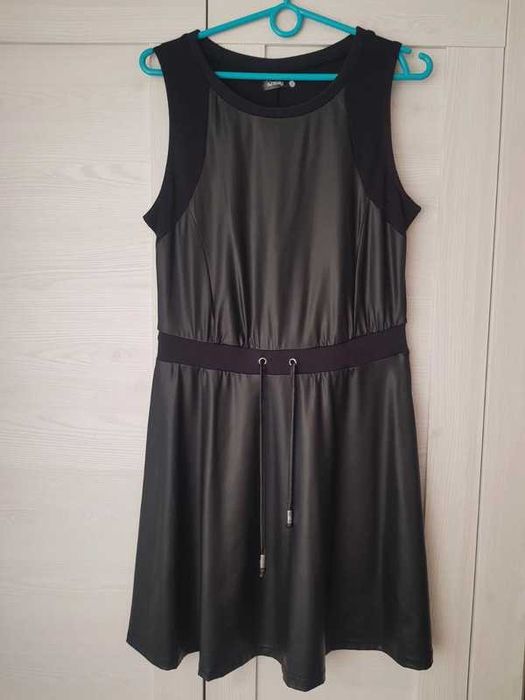 Sukienka czarna z a'la skórki