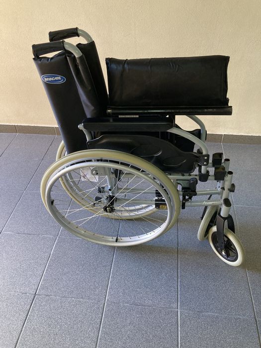 Vendo cadeira de rodas em bom estado, com apoio para pés.