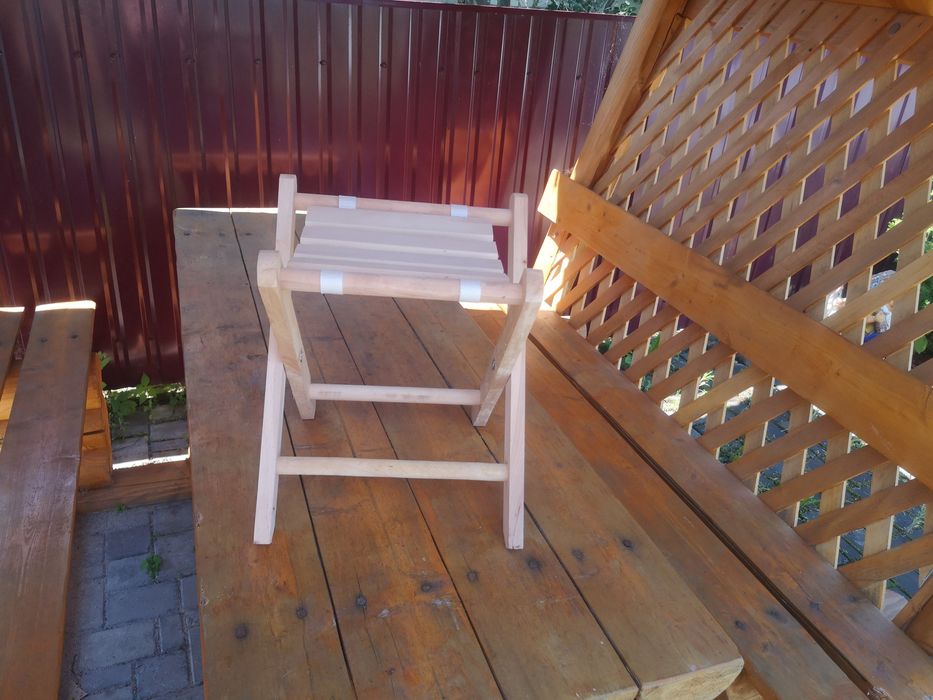 Стілець дерев'яний. Для саду, дому, для гаража