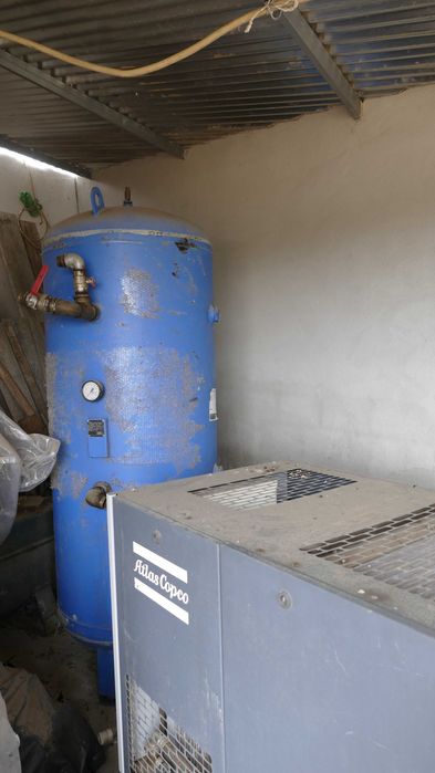 Maquinas de acolchoar, de costura, de molas e compressor.