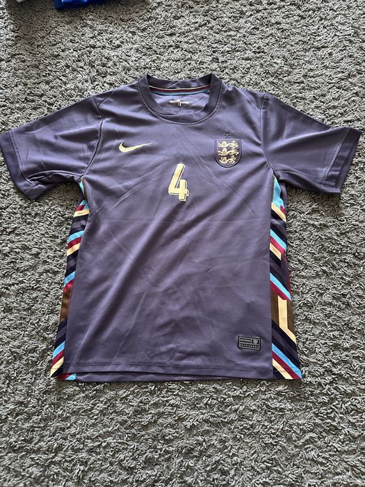 Футбольна форма Збіроной Англій