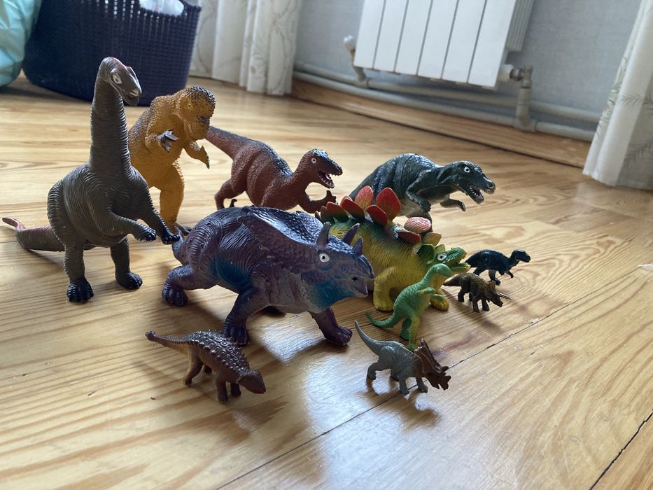 Фигурки динозавров