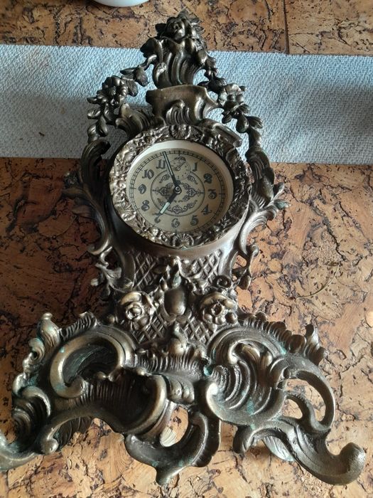 Stary zegar nakręcany z mosiadzu