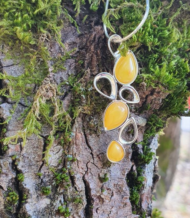 Srebrny wisiorek z żółtym bursztynem