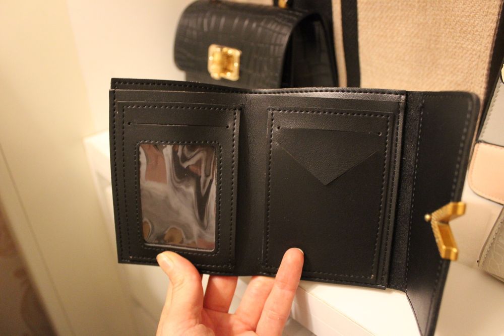 Carteiras de mulher, preta, branca, mostarda e dourada