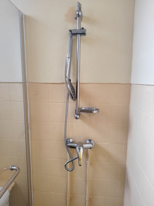 Poliban em vidro com torneiras e chuveiro