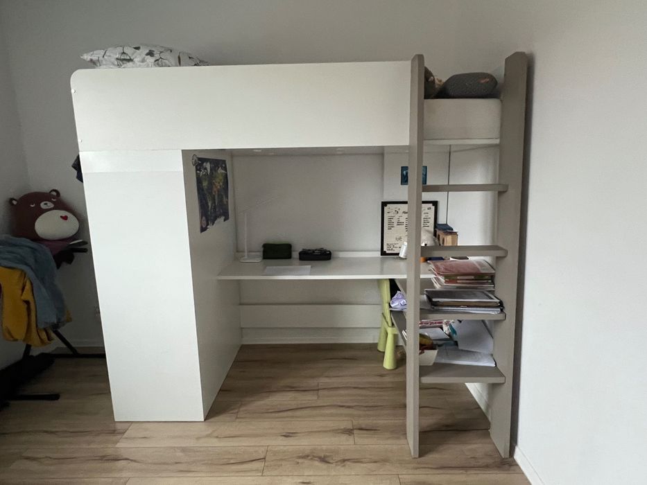 Łóżko piętrowe z biurkiem i szafą