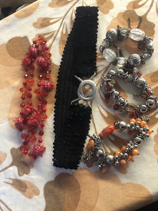 Pulseiras e colar + cinto