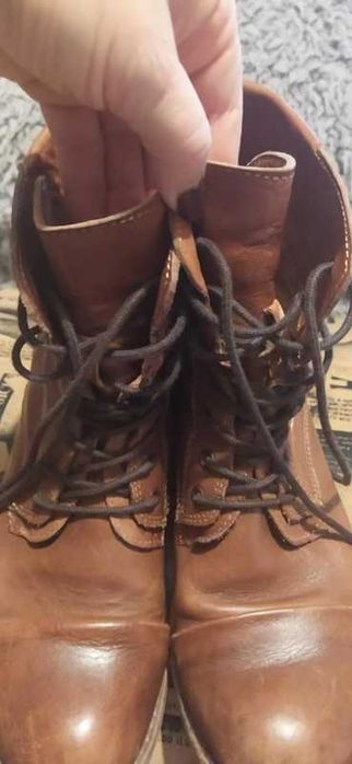 Bota em pele tamanho 40, cor castanho camel