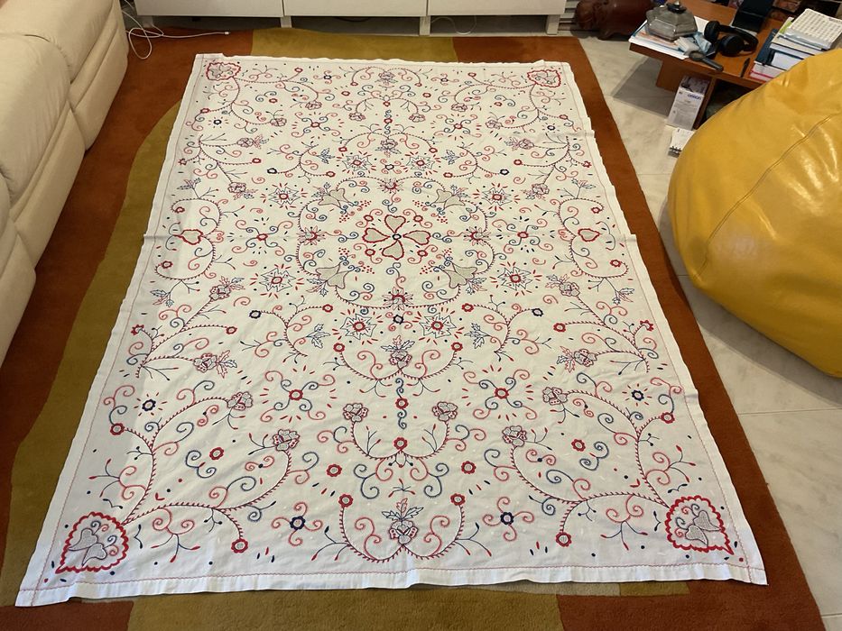 Linda toalha de mesa antiga em linho com bordados de Viana 220 x 154 cm aprox.