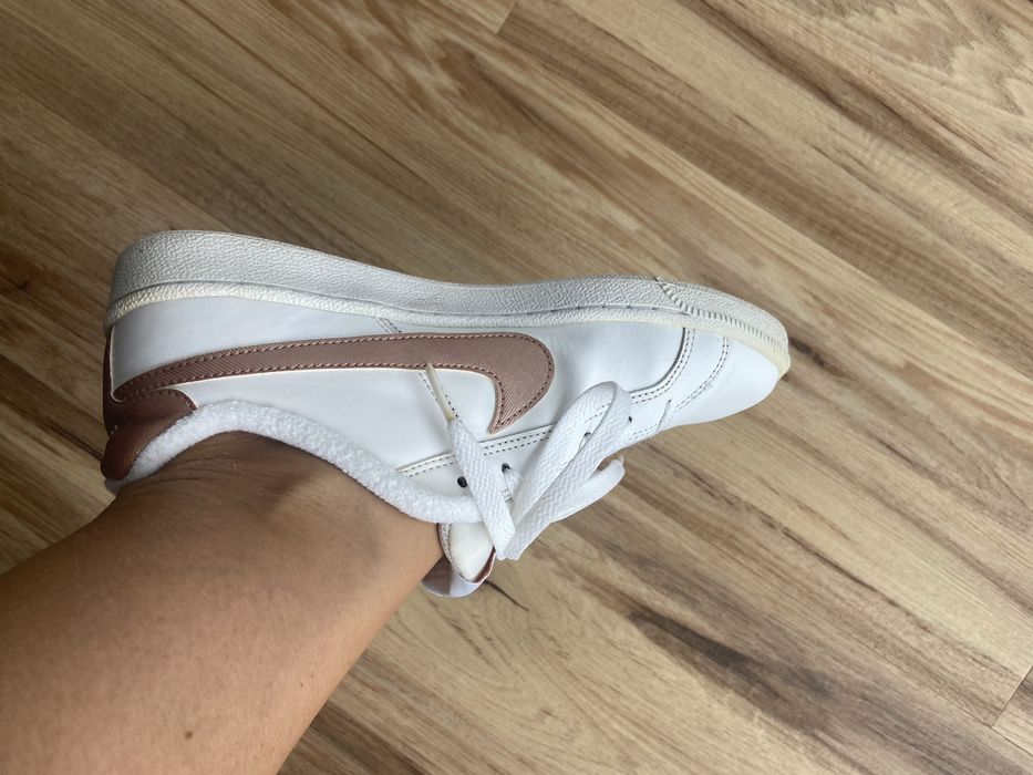 Sapatilha Nike branca e rose gold