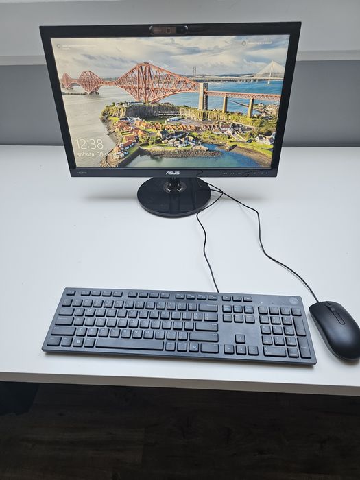 Komputer i7 3,5 GHz, 16 GB RAM, 1 TB, GeForce GTX 760 2 GB, monitor 22