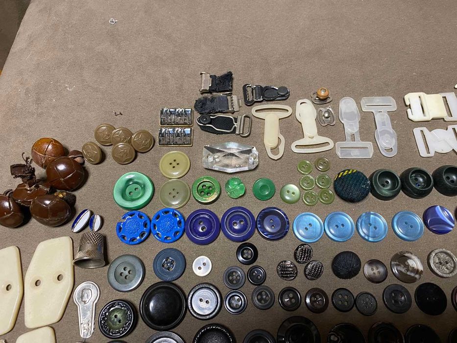 Пуговицы и застёжки любого цвета, формы и вида