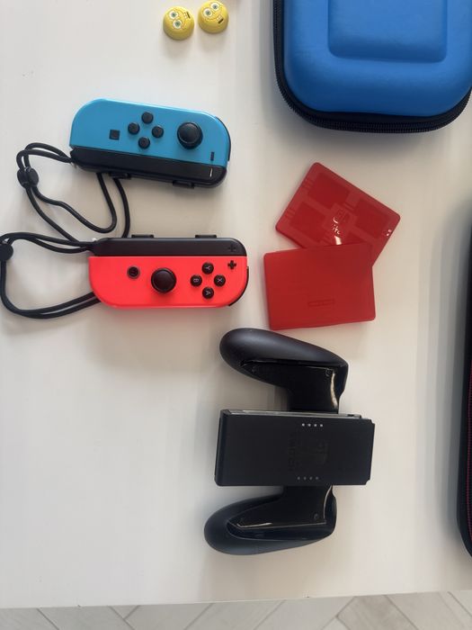 Nintendo switch zestaw ( 3xetui, 6 gier, dodatkowe pady, nakladki)