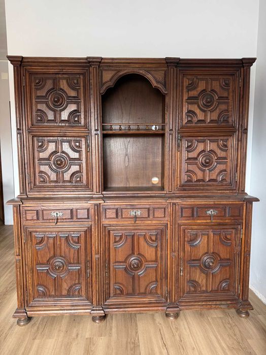 Cristaleira/aparador em madeira maciça estilo clássico