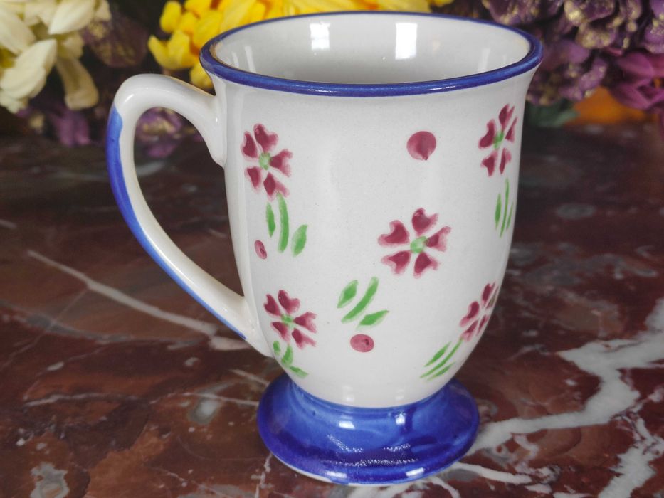 Ładny ceramiczny kubek na stopce - Bordowe kwiatki - 320 ml