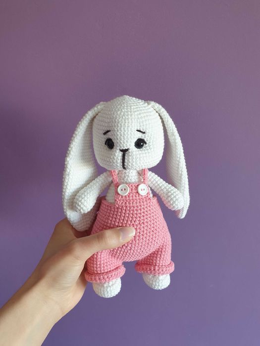 Uroczy królik w różowych spodenkach maskotka handmade