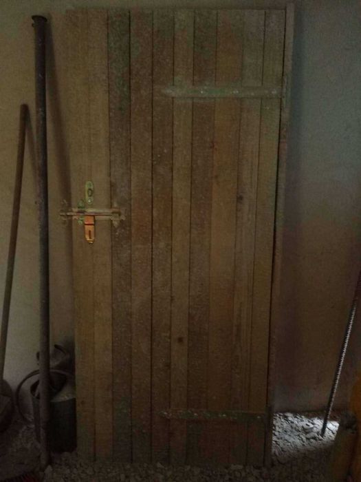 Drzwi budowlane z okuciami.
100 cm x 200 cm
180 zl