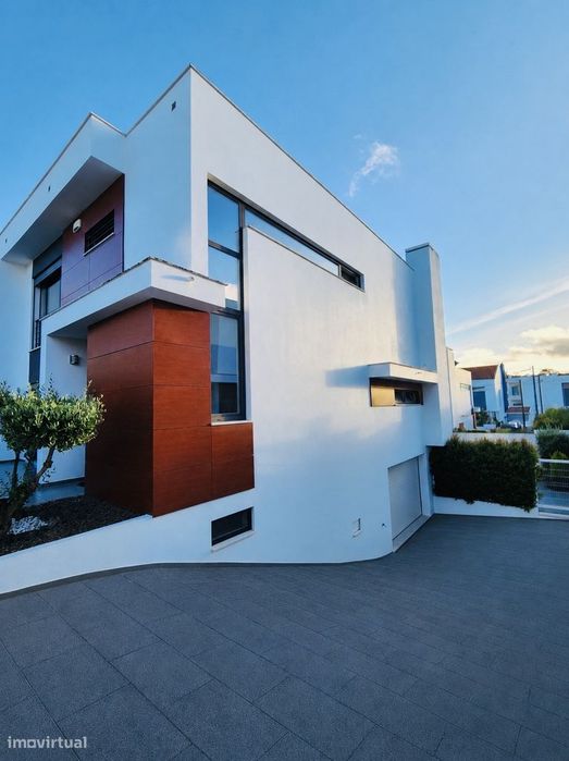 Moradia T4 isolada | Piscina | Cave | Garagem