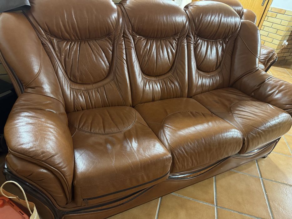 Conjunto sofás em pele