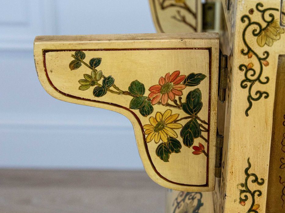 Антикварний столик у стилі Шинуазрі