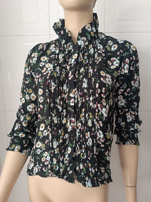 Blusa Senhora preta com flores. Tamanho M