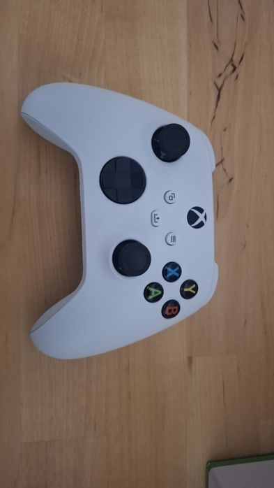 Xbox Series S — 512GB + 2 comandos originais + pilhas recarregáveis