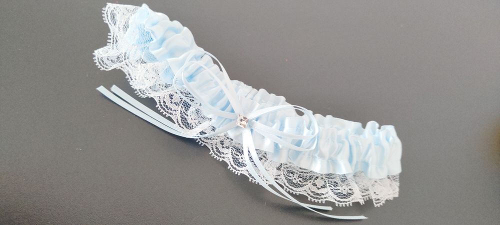 Podwiązka panny młodej ślubna w jasnoniebieskim kolorze