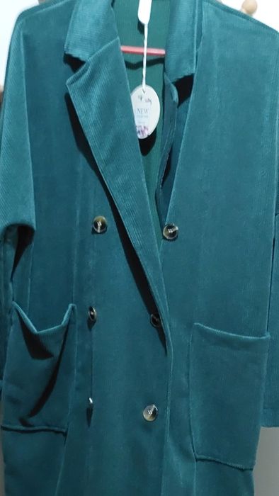 Casaco comprido verde bombazine.