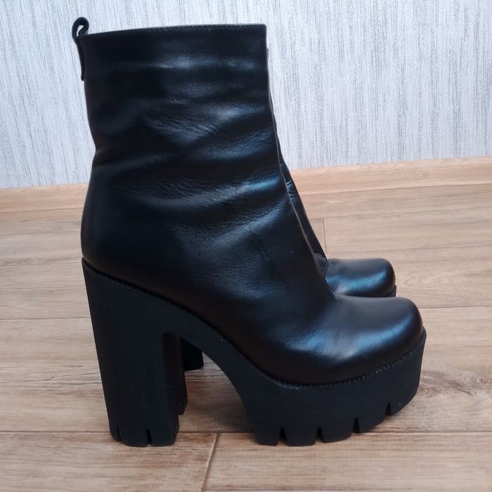 Продам кожаные женские ботинки