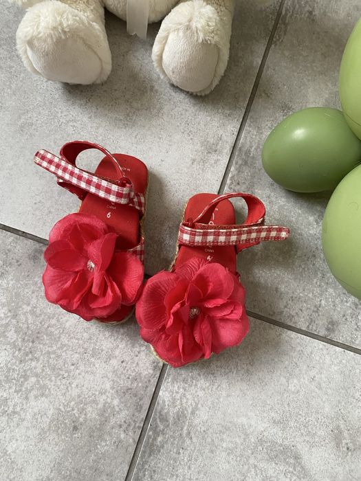 Червоні босоніжки для дівчинки