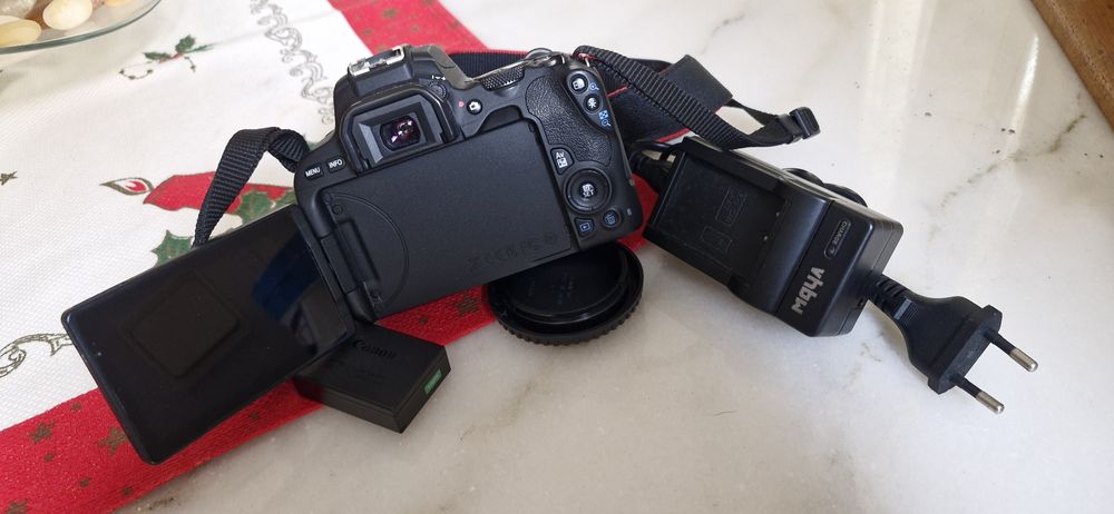 CANON 200D práticamente sem uso, carregador e duas baterias.