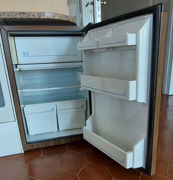 Frigorífico com congelador em bom estado