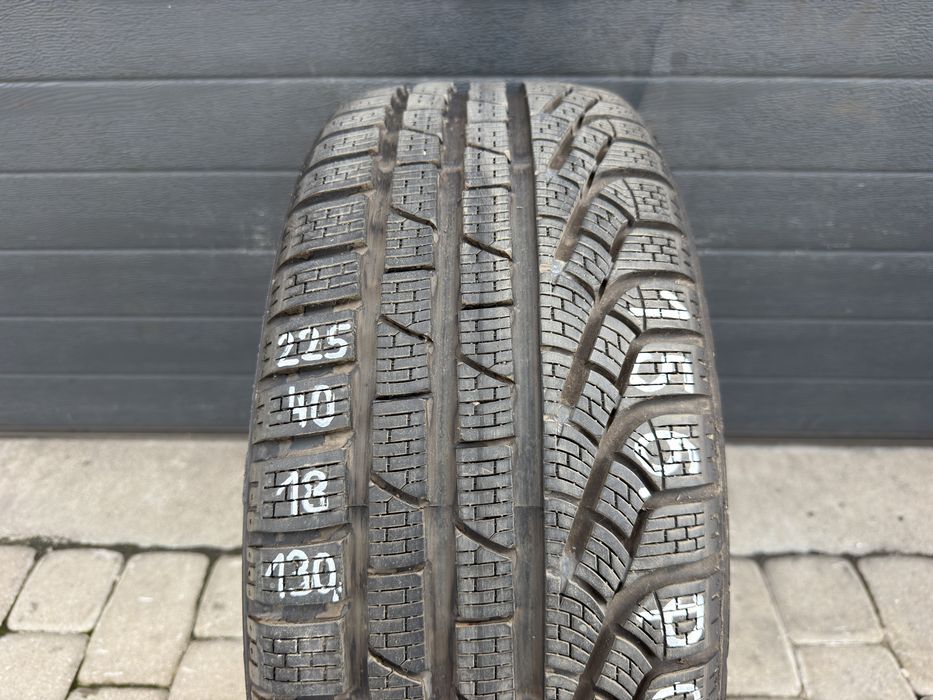 Pojedyncza opona zimowa Pirelli 225/40/18 92V