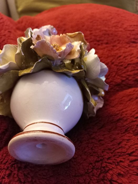 Wloski-Porcelanowy wazon z bukietem por elanowych kwiatów .