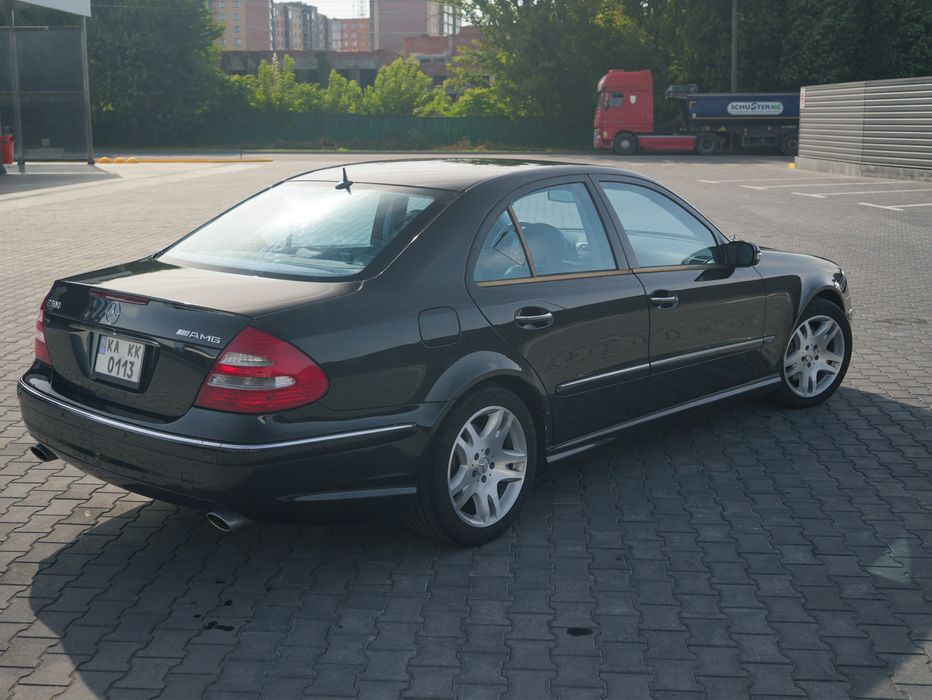 Mercedes benz w211 e500.