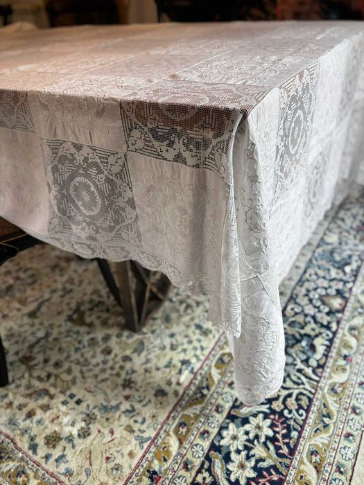 Toalha de renda e bordado 260x180  em patchwork de quadrados