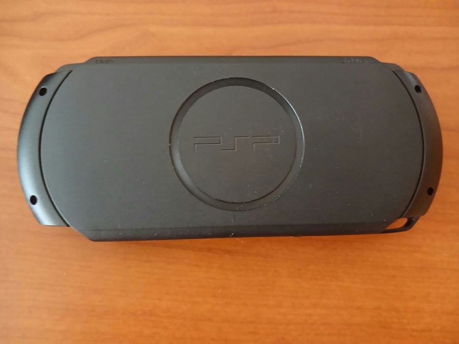 Sony PSP Street E1000 em excelente estado e pouco usada. Inclui carregador, bolsa, cartão de memória  2GB, não sei se UMD funciona