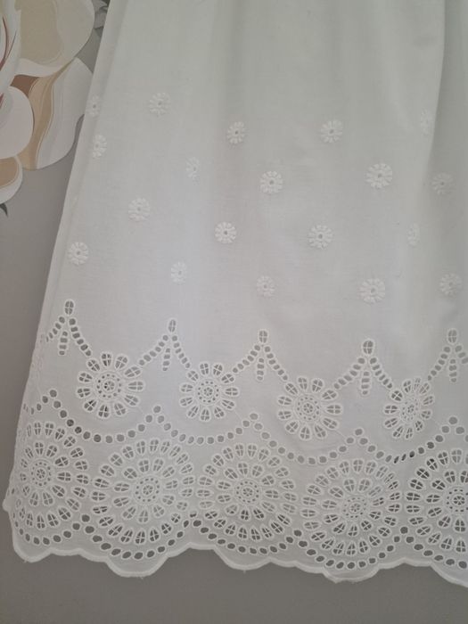 Sukiena letnia biala na szelkach roz 116cm