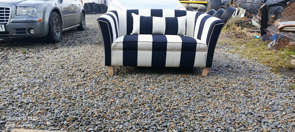 Sofa.kanapa czarno białe pasy