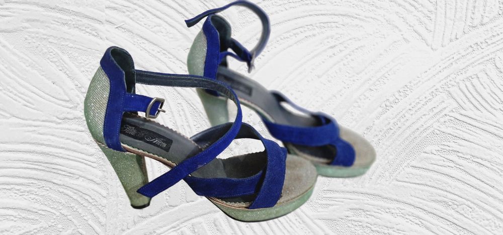 sandalias com salto alto compensado