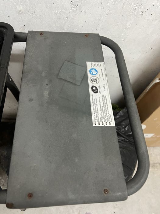 Grelhador barbacue com laterais de apoio