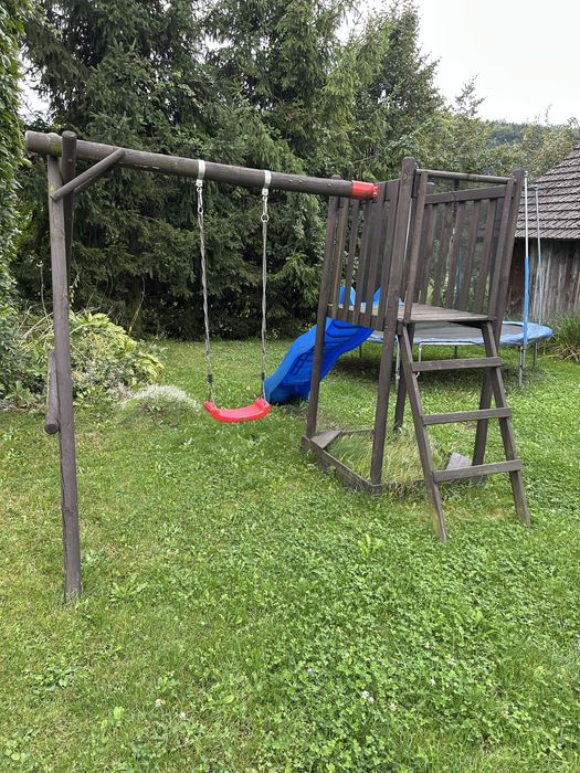 Plac zabaw. Huśtawka zjezdrzalnia trampolina